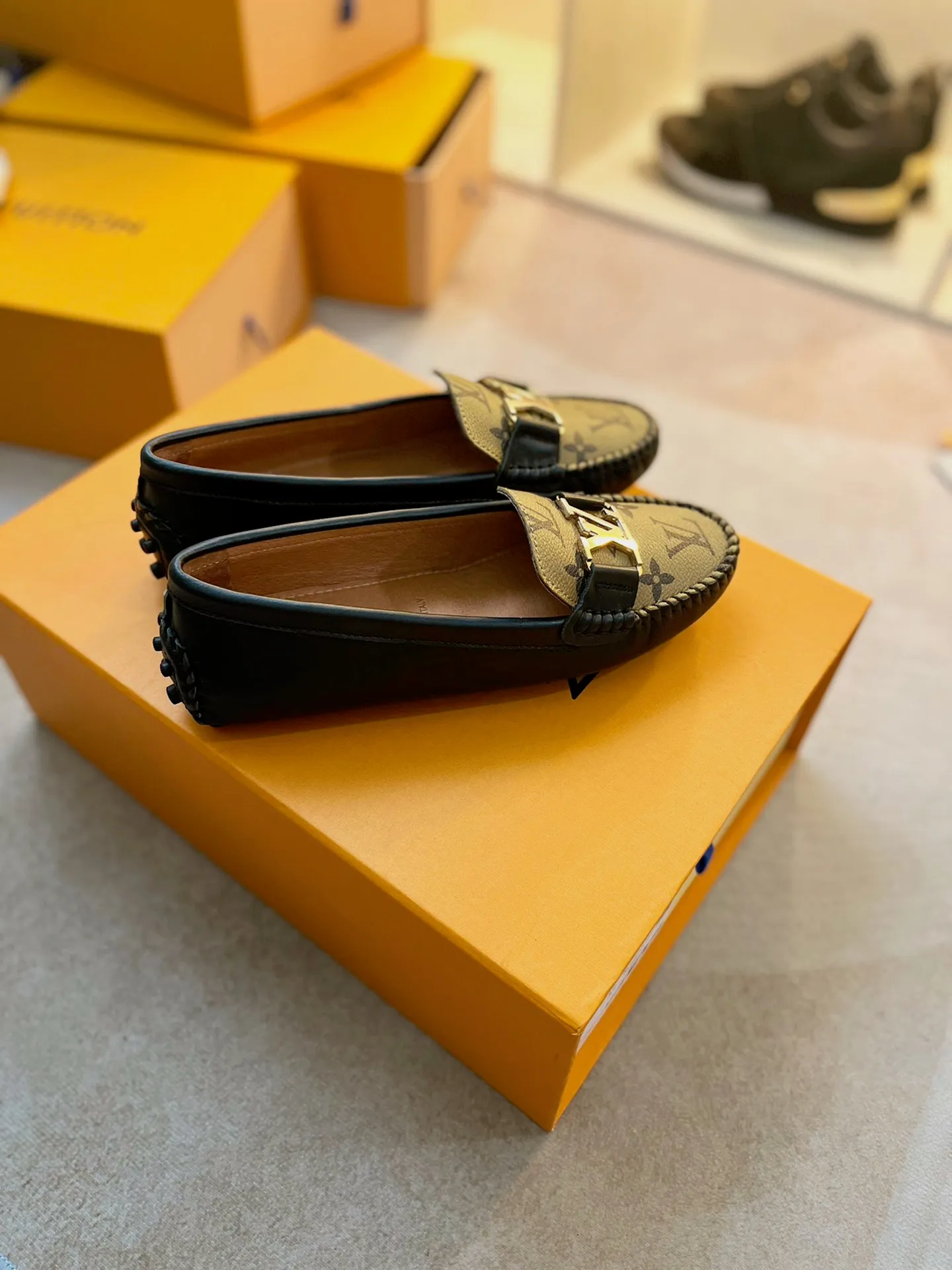 p460💰Couple model❤️🇫🇷 𝙇𝙤𝙪𝙞𝙨 𝙑𝙪𝙞𝙩𝙩𝙤𝙣 🇫🇷Louis Vuitton 2023 Classic𝓛𝓿 𝓣𝓻𝓪𝓲𝓷𝓮𝓻 Sports Series ➪➪➪¯ [Arizona Doudou Shoes Series] ▪️▪️▪️Arizona slip-on shoes are made of Monogram Eclipse canvas. Its hand-painted and dyed edges and hand-sewn uppers fully demonstrate Louis Vuitton's traditional shoemaking craftsmanship. This slip-on shoe is very lightweight. The integrated tongue and upper make it particularly comfortable and flexible. The soft outsole is equipped with rubber padding. Decorated with matching sash. Detailed features: ☑️Monogram Eclipse canvas ☑️Black Eclipse pattern ☑️Hand-painted shoe edges ☑️Hand-sewn uppers (each pair takes time to process) ☑️Integrated tongue and upper construction ☑️Outsole equipped with rubber lining ☑️size: 35_46